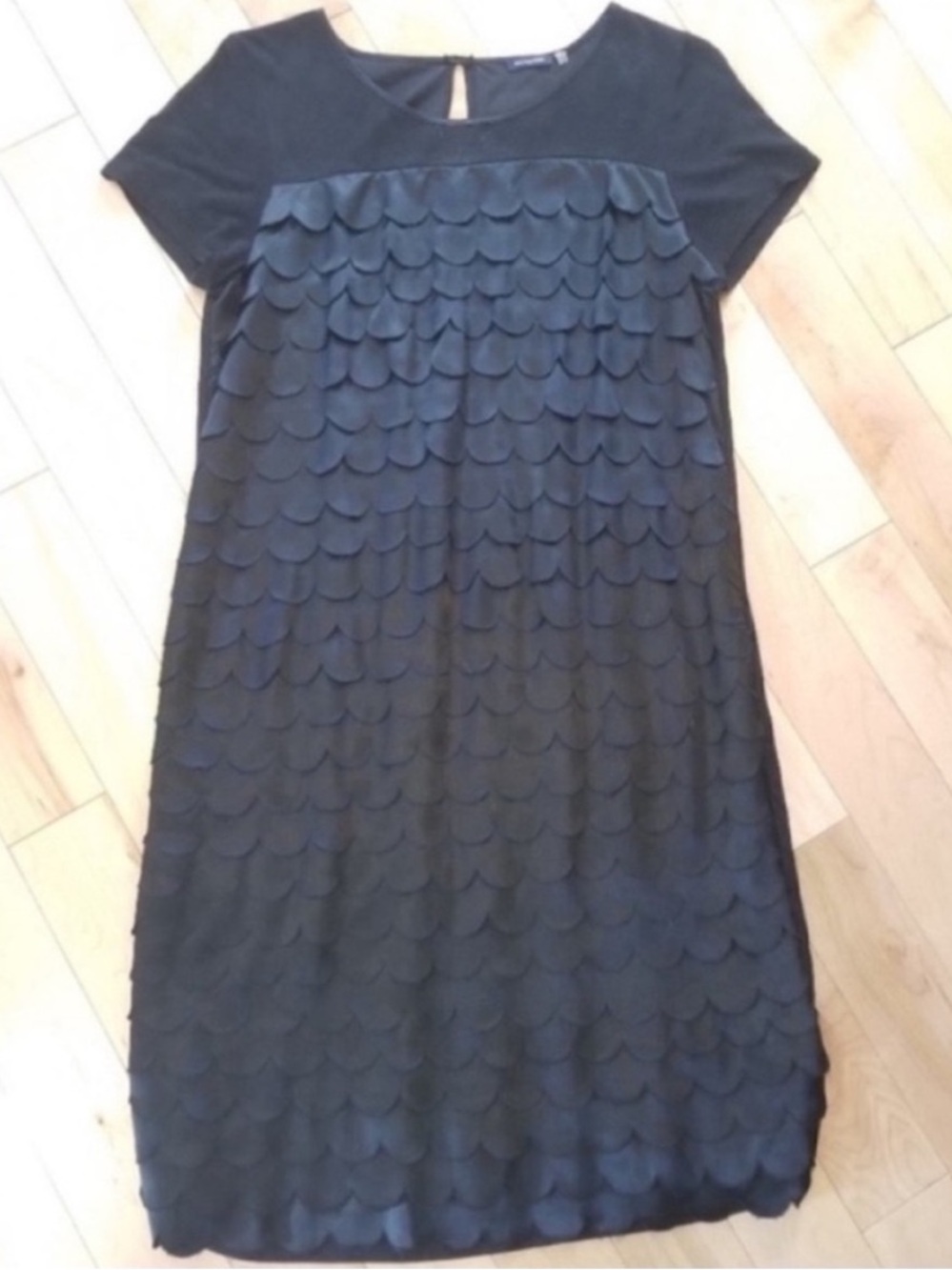 Magaschoni black scalloped ruffle dress short sleeved size medium